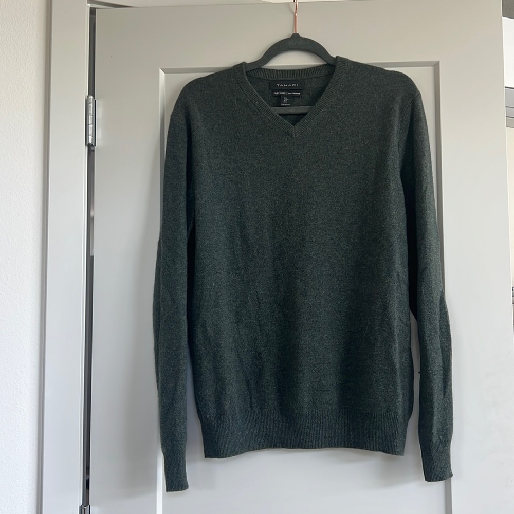 Tahari mens 100% cashmere v neck sweater. In new condition - only worn once.